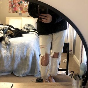 WHITE AMERICAN EAGLE RIPPED MOM JEANS